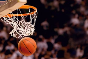 开云官网-公牛淘汰赛过关开拓者，布克在F1街道赛接管比赛，当篮球的轰鸣遇上赛道的尖叫