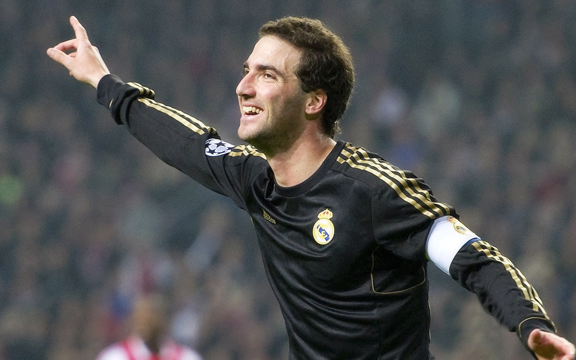 那不勒斯斩落土耳其，阿圭罗在西甲国家德比接管比赛，足球世界的平行叙事