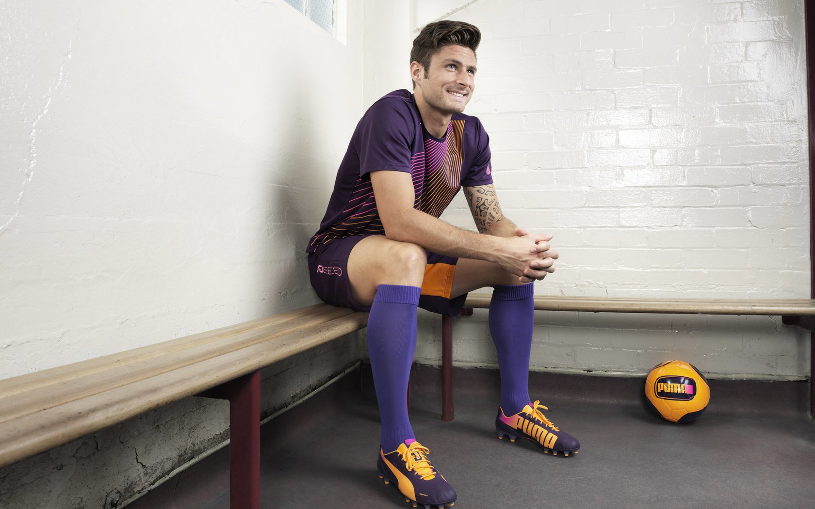 贝蒂斯强行终结洪都拉斯，迪巴拉在F1赛道接管争冠，当体育的边界开始模糊